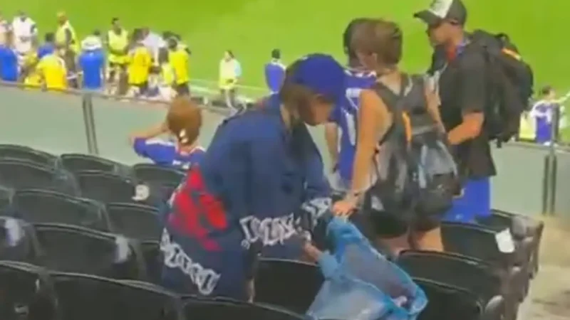 Los hinchas japoneses volvieron a dar el ejemplo y limpiaron las tribunas tras el empate ante Suecia