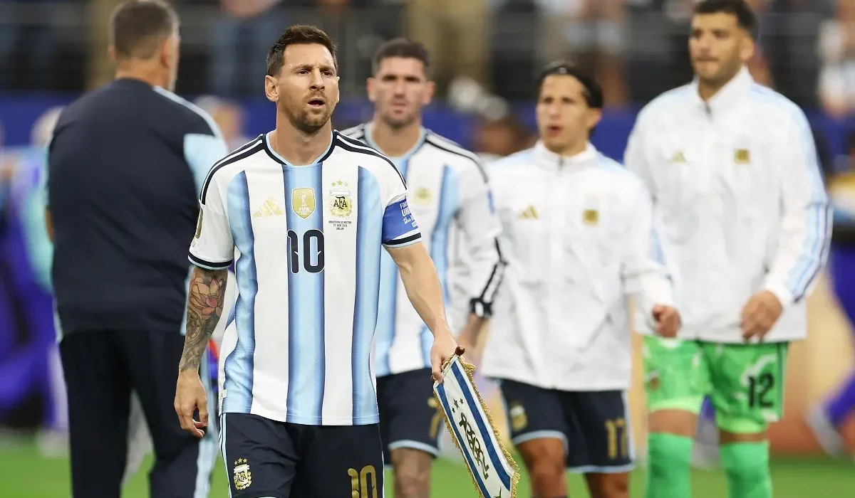 Lionel Messi erró un penal ante Austria y los hinchas de Argentina lo apoyaron a puro cántico