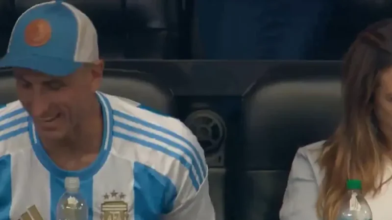 Manu Ginóbili dice presente en Dallas para ver a Argentina y se llevó una ovación de los hinchas