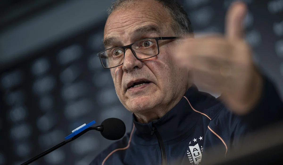 Marcelo Bielsa se despidió de Uruguay negando desunión del grupo y con elogios a los futbolistas