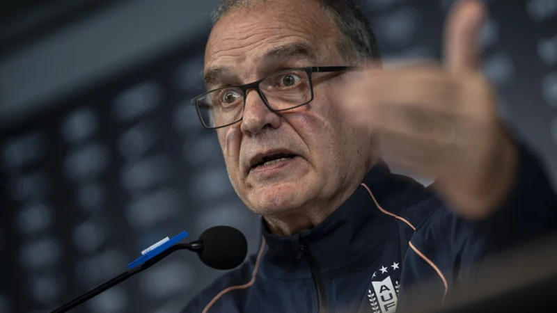 Marcelo Bielsa se despidió de Uruguay negando desunión del grupo y con elogios a los futbolistas