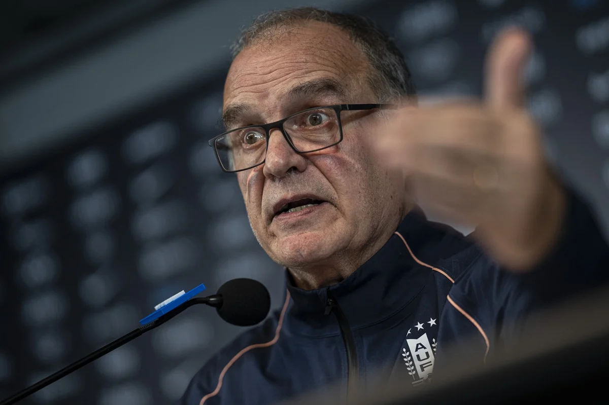 Marcelo Bielsa se despidió de Uruguay negando desunión del grupo y con elogios a los futbolistas