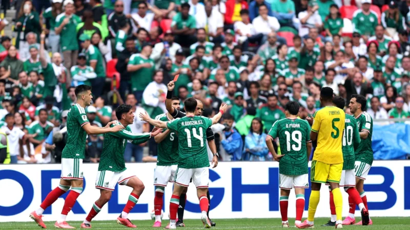 México entregó el debut mundialista con más expulsiones de la historia
