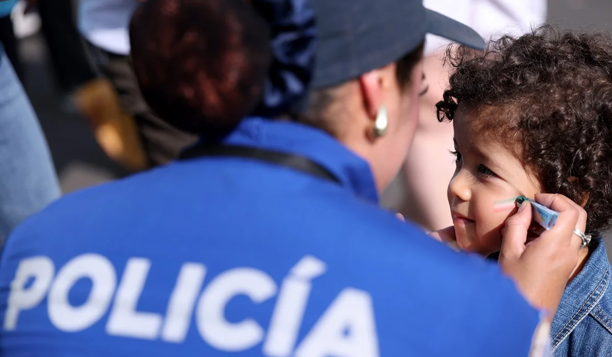 La foto del día: La policía de México pintando a los niños previo al Mundial