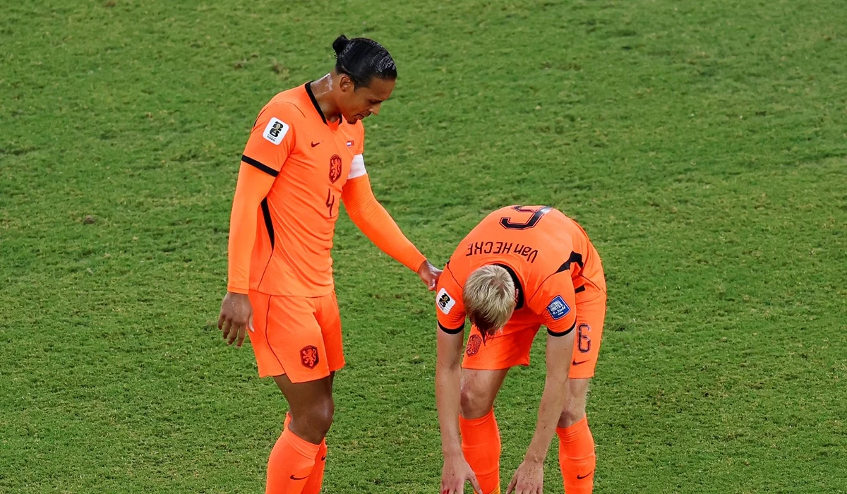 Van Hecke se trenzó con Saibari y terminó con la cara cubierta de sangre en Países Bajos vs Marruecos