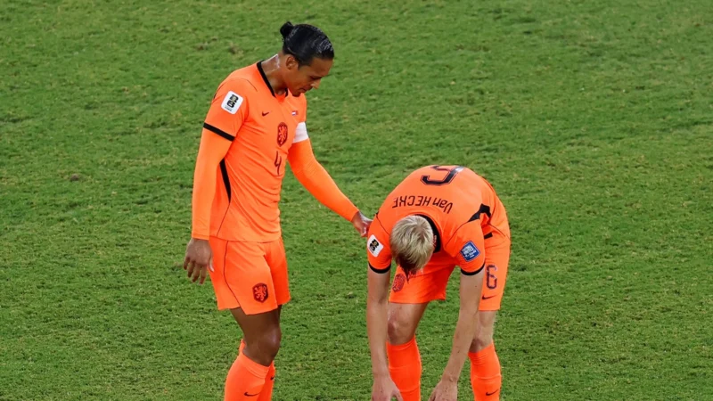 Van Hecke se trenzó con Saibari y terminó con la cara cubierta de sangre en Países Bajos vs Marruecos