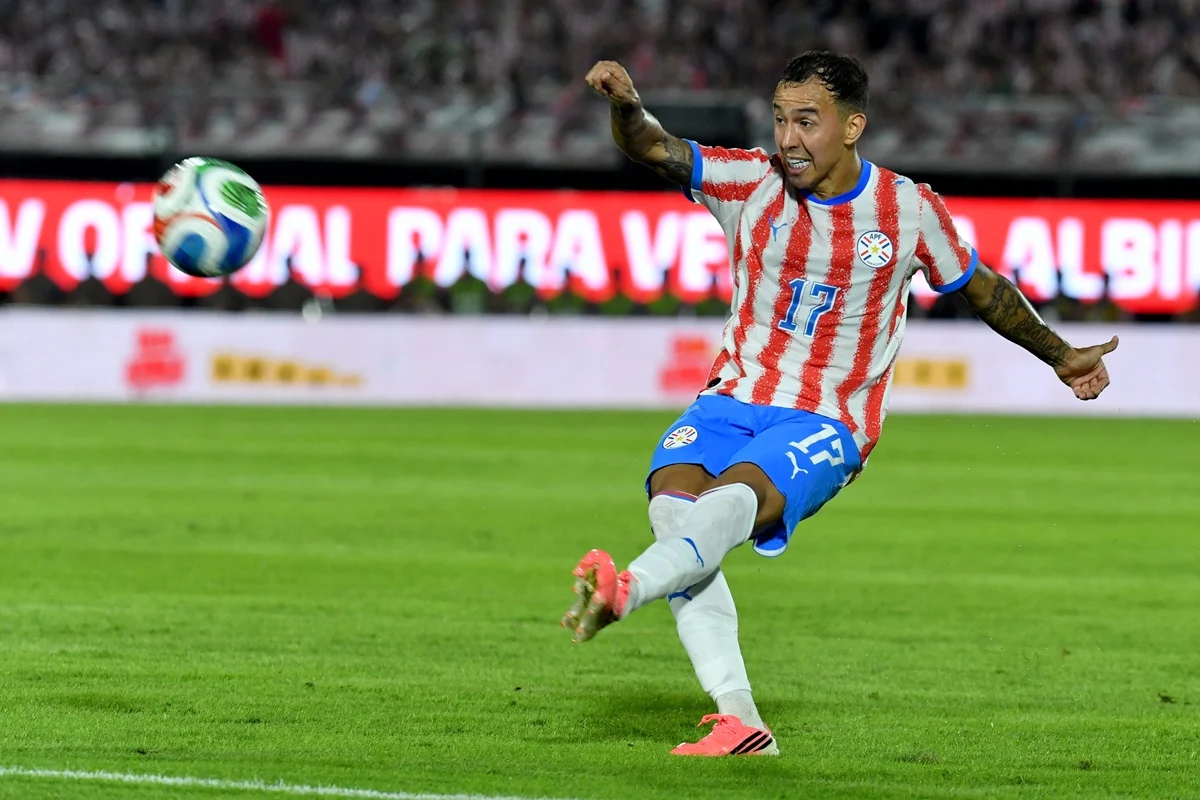 La vuelta al fútbol argentino deberá esperar: Alejandro Romero Gamarra renovó su contrato en Al Ain