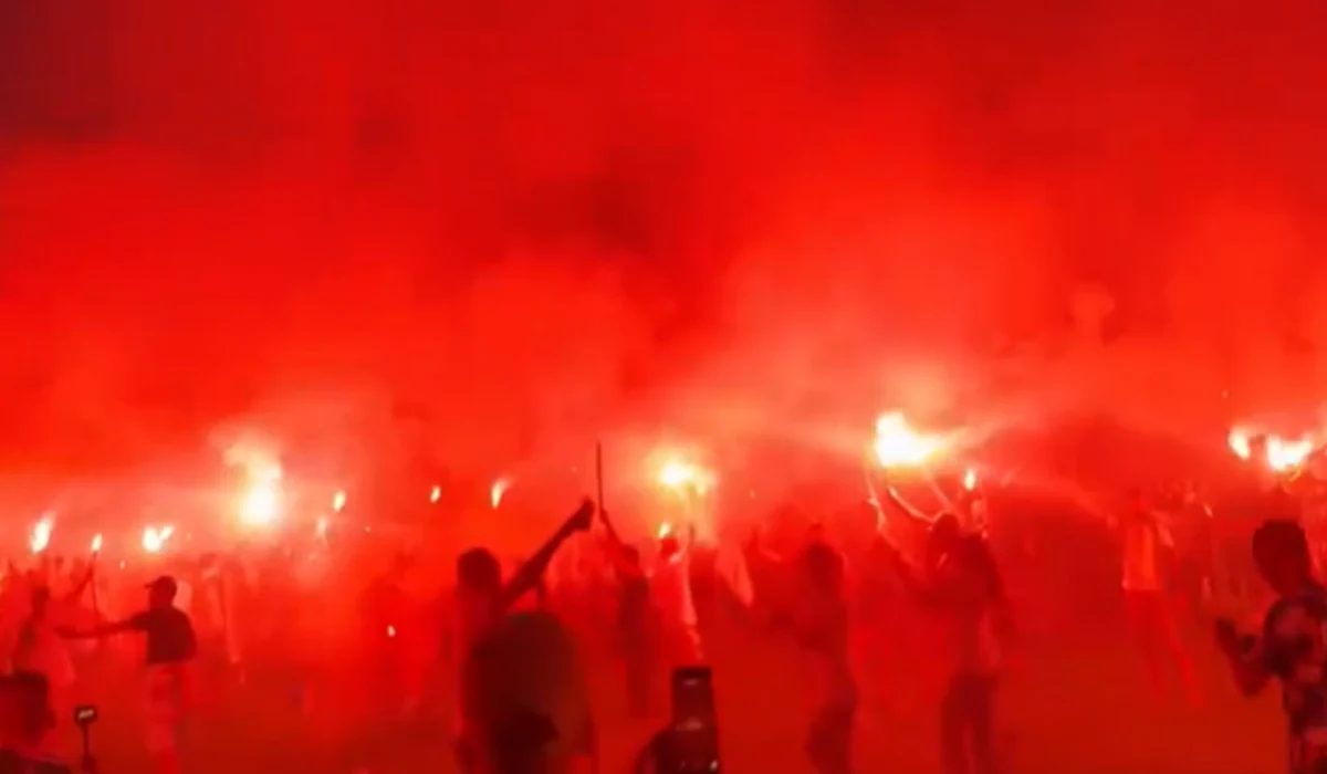 El estruendoso banderazo de Argelia antes del choque con Argentina a puro color y bengalas