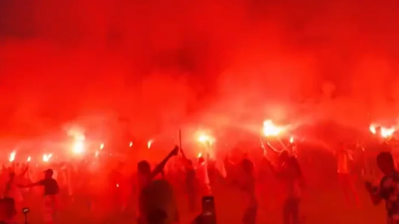 El estruendoso banderazo de Argelia antes del choque con Argentina a puro color y bengalas