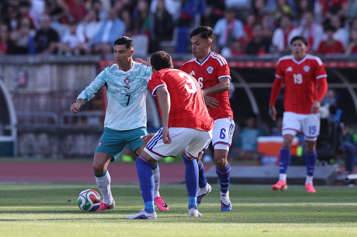 Era el 1 a 0 para los lusitanos ero Luca Zufferli lo invalidó por offside. Gol anulado a Cristiano Ronaldo ante Chile y silbatina en Portugal