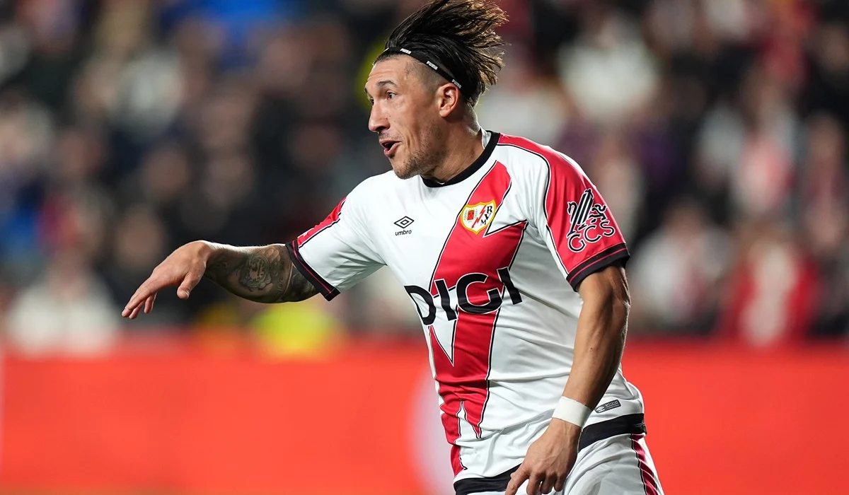 Racing avanzó por Pacha Espino que quedó libre en Rayo Vallecano