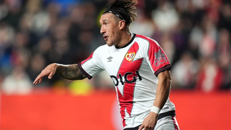 Racing avanzó por Pacha Espino que quedó libre en Rayo Vallecano