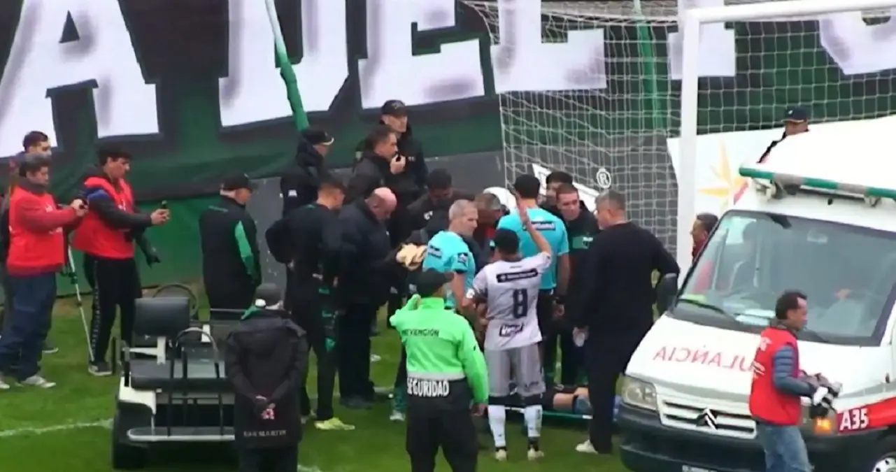 El arquero de Nueva Chicago fue agredido en San Juan y retirado en ambulancia: ¿se suspende el partido?