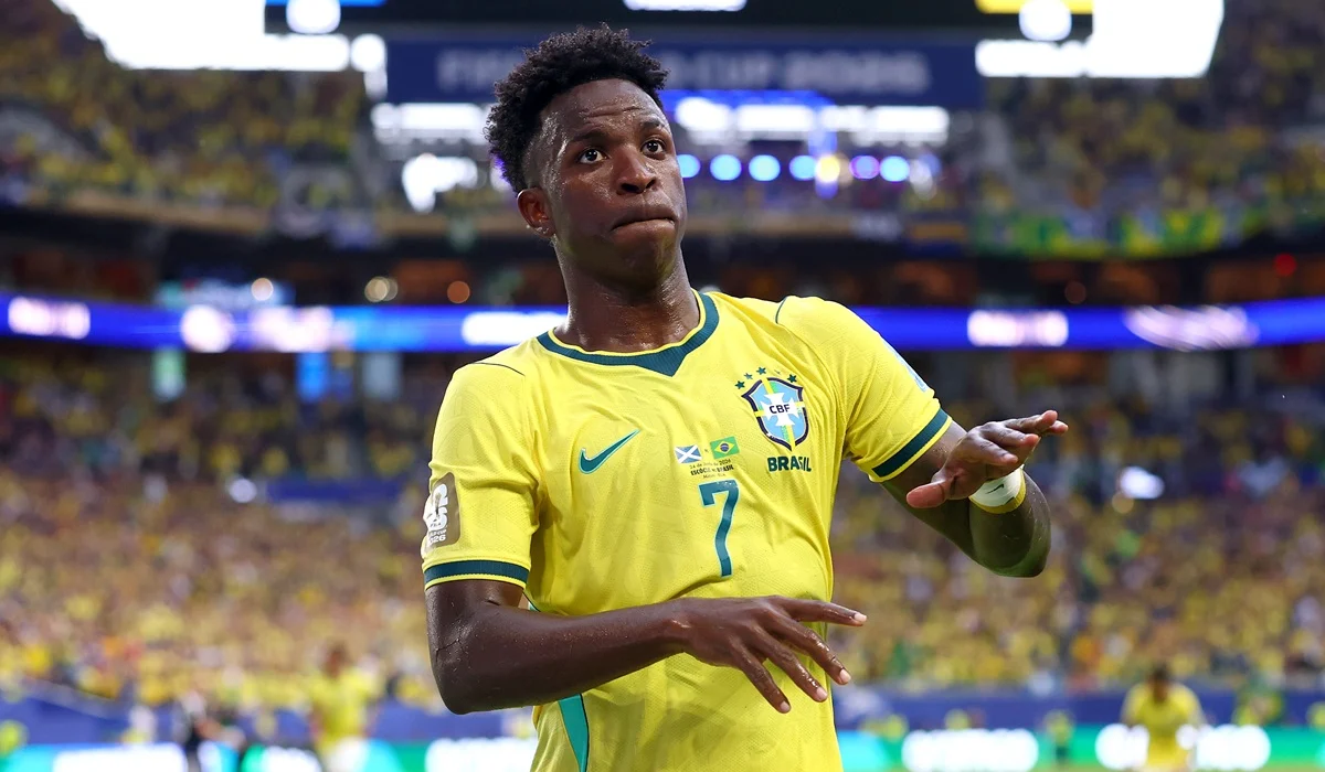 Vinicius se repuso del gol mal anulado y firmó su primer doblete en Mundiales