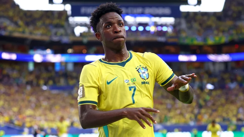 Vinicius se repuso del gol mal anulado y firmó su primer doblete en Mundiales