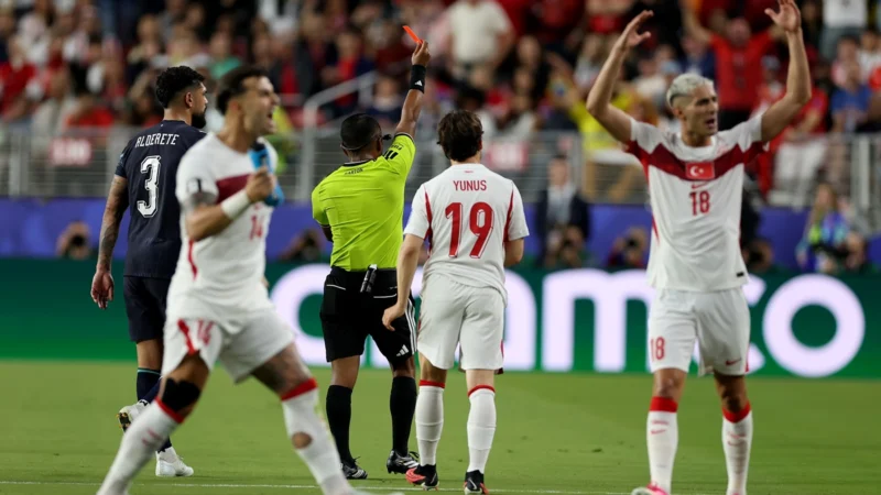 Miguel Almirón se tapó la boca en un cruce con un rival y vio la tarjeta roja