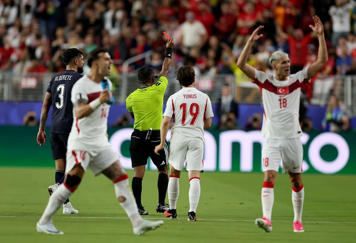 Miguel Almirón se tapó la boca en un cruce con un rival y vio la tarjeta roja