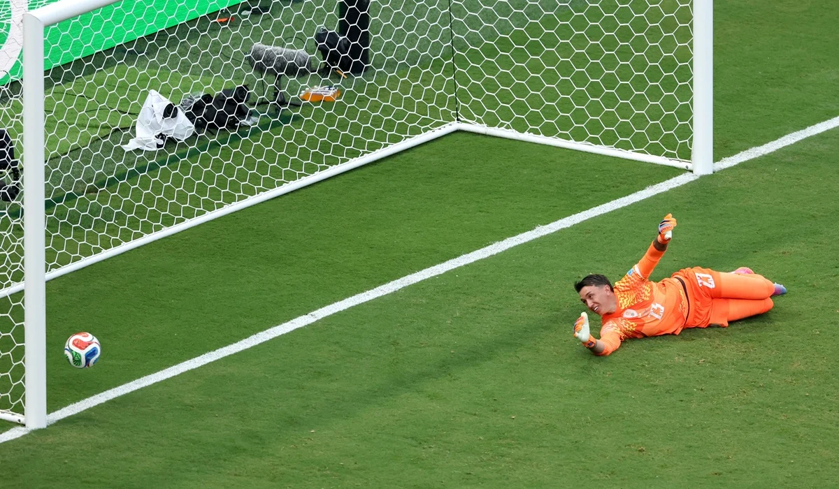 Uruguay pierde con España por otro grosero error de Muslera