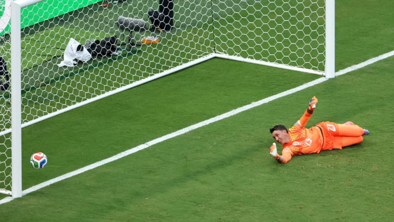 Uruguay pierde con España por otro grosero error de Muslera