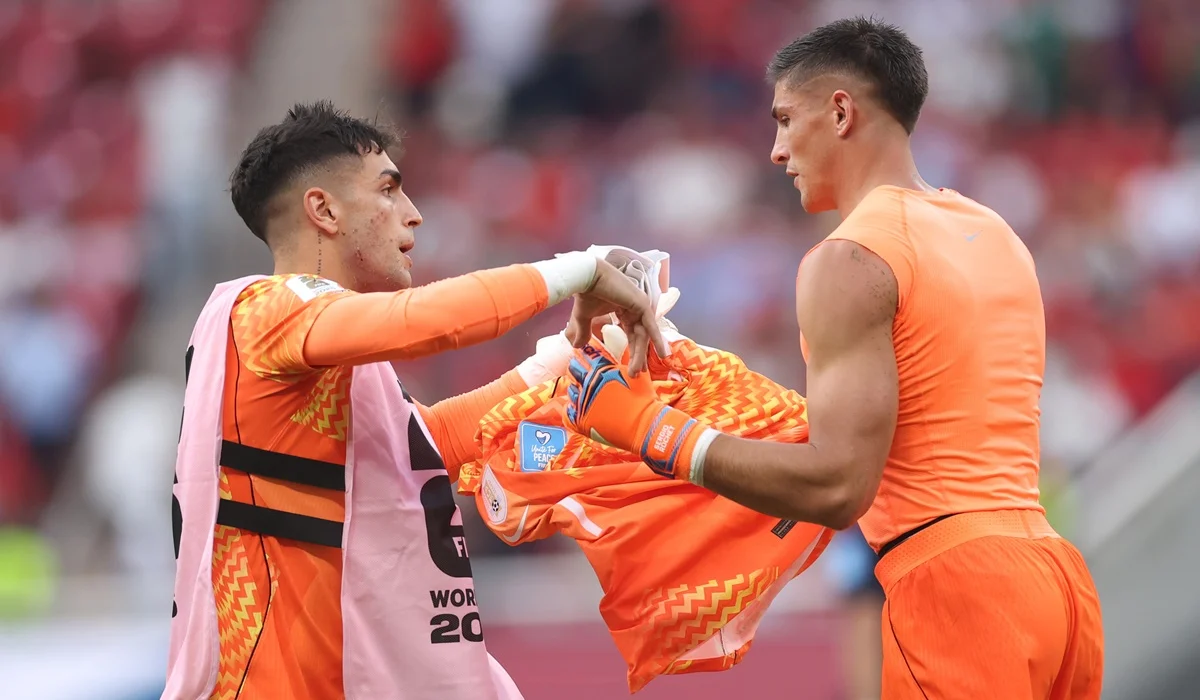 Bielsa incendió a Muslera y lo reemplazó por Rochet en el entretiempo