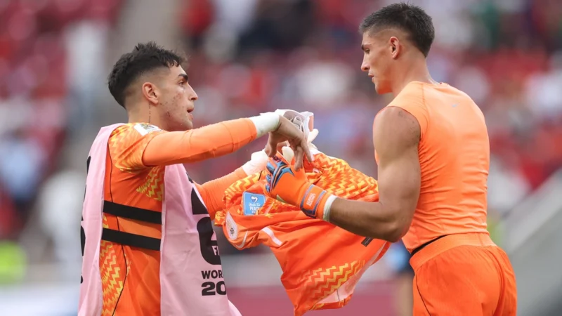Bielsa incendió a Muslera y lo reemplazó por Rochet en el entretiempo