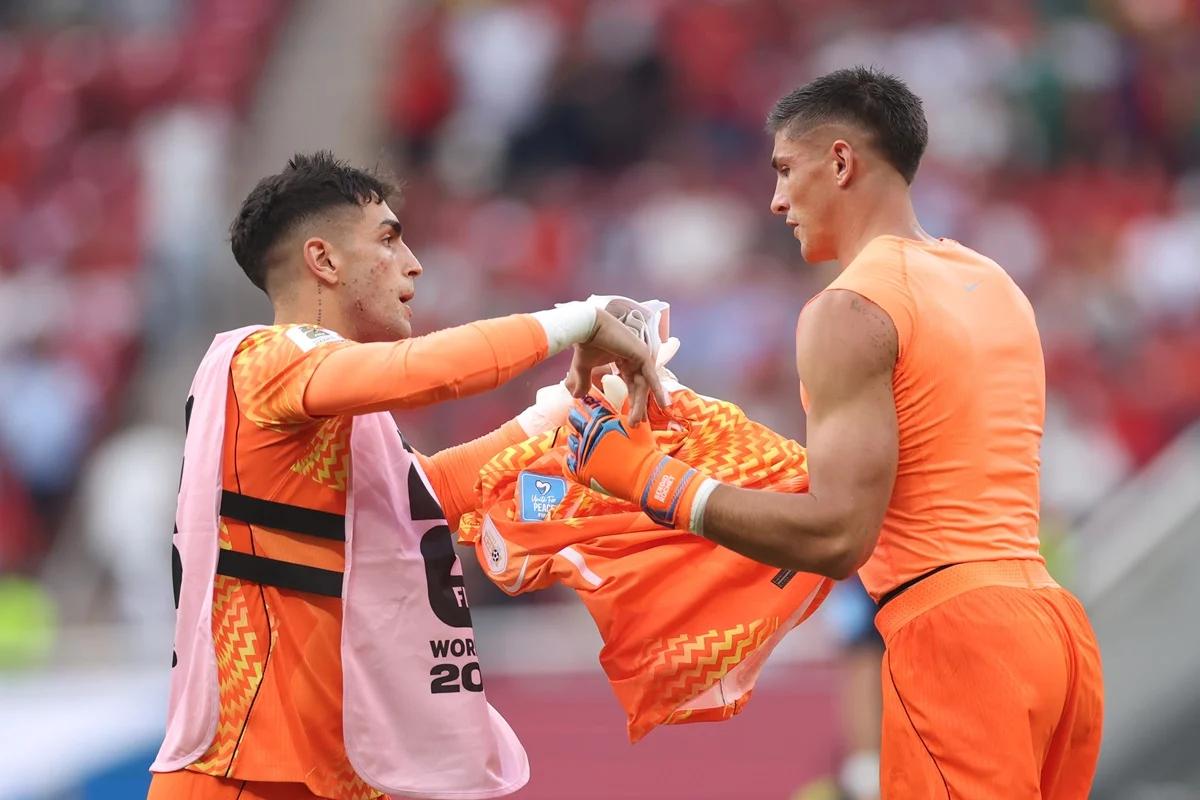 Bielsa incendió a Muslera y lo reemplazó por Rochet en el entretiempo
