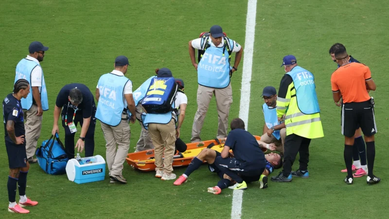 Afirman que Manuel Ugarte se rompió los ligamentos y Manchester United lo pierde hasta marzo
