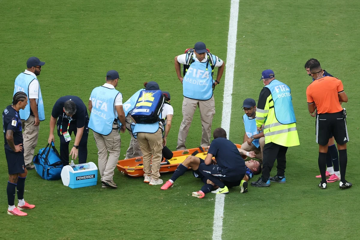 Afirman que Manuel Ugarte se rompió los ligamentos y Manchester United lo pierde hasta marzo