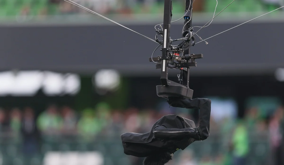 Peligro desbloqueado: una cámara aérea cayó al campo de juego en pleno amistoso internacional