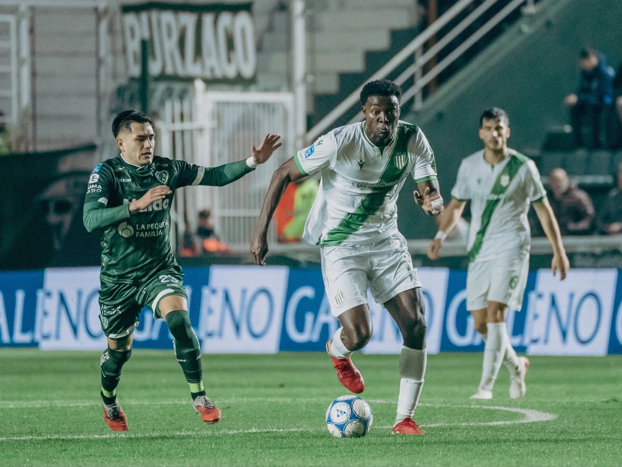 Banfield goleaba a Sarmiento pero terminó festejando con suspenso