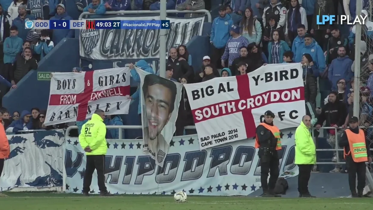 Aparecieron banderas de Inglaterra en la cancha de Godoy Cruz