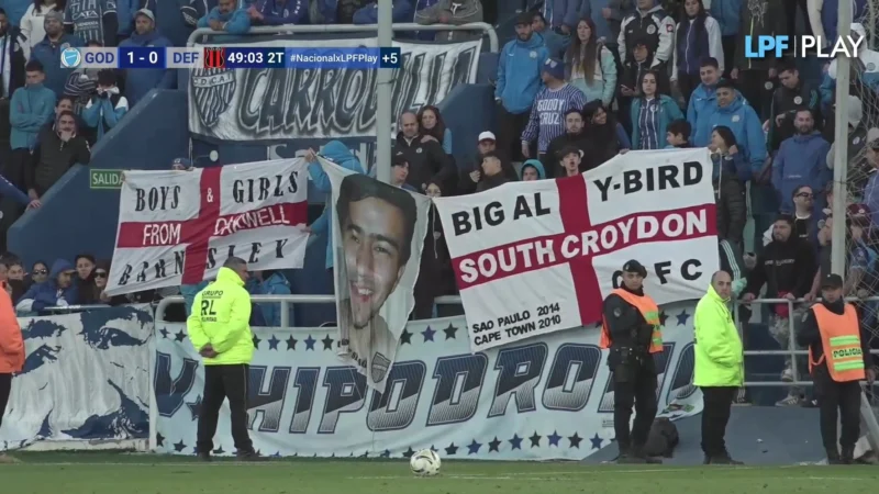 Aparecieron banderas de Inglaterra en la cancha de Godoy Cruz