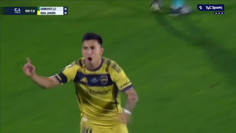 Alan Velasco rompió la monotonía con un golazo para Boca ante Sarmiento