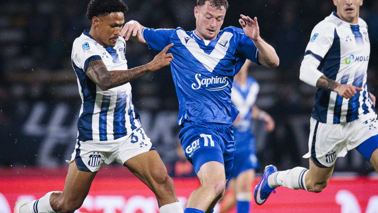 Vélez revirtió un mal primer tiempo y venció a Talleres en un caliente clima en Córdoba