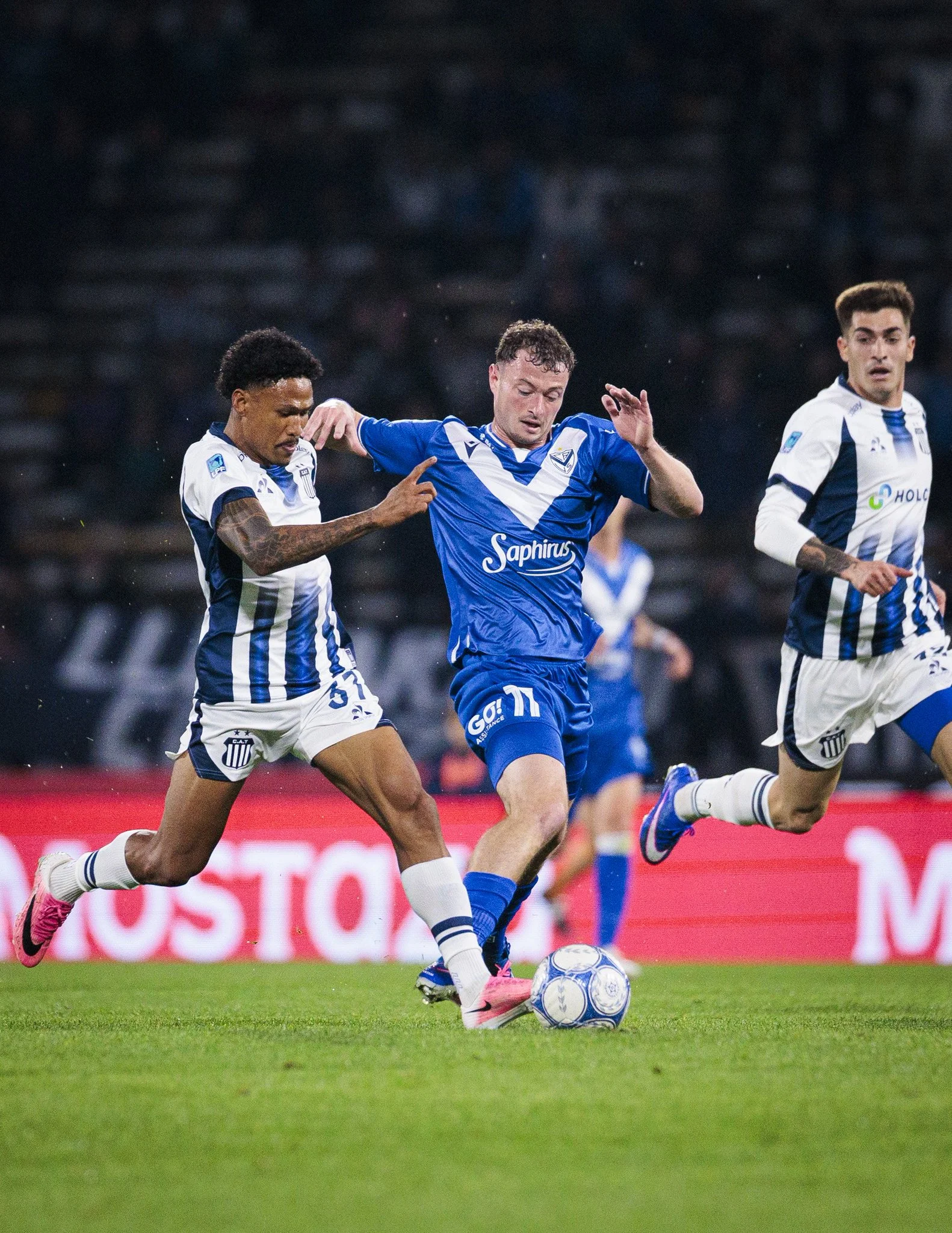Vélez revirtió un mal primer tiempo y venció a Talleres en un caliente clima en Córdoba