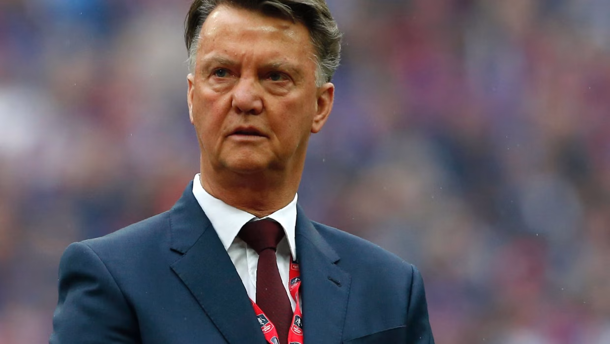 Louis van Gaal renunció a su puesto como asesor en el Ajax y podría volver a ser entrenador de Países Bajos