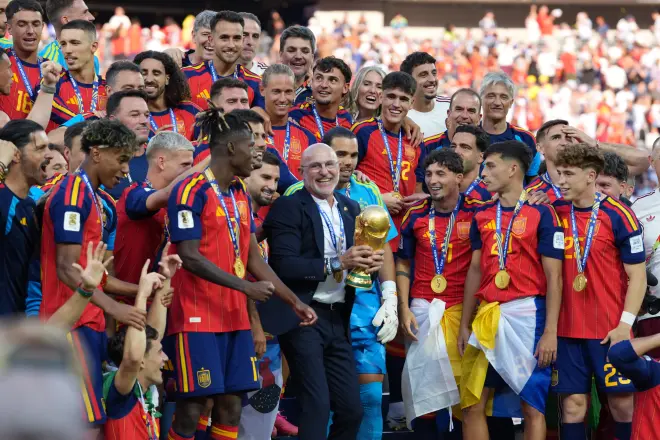Luis De la Fuente comparte podio con Vicente del Bosque como entrenadores más ganadores de la Roja