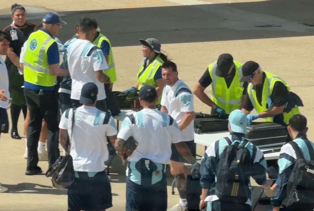 Argentina y Messi fueron revisados exhaustivamente en el aeropuerto