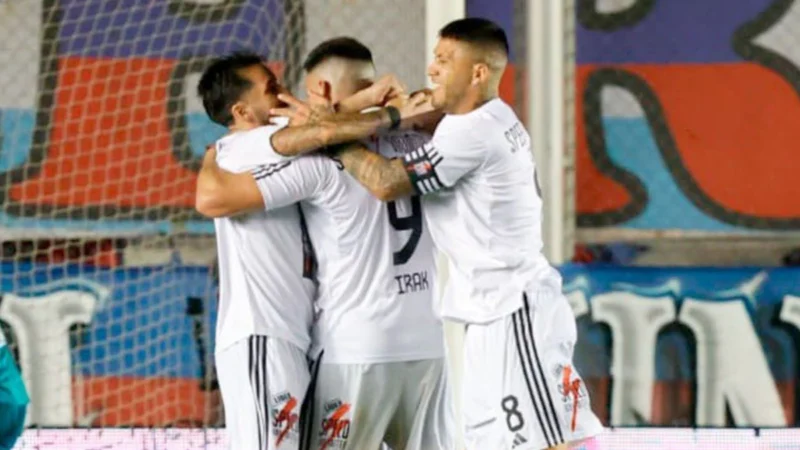 Riestra eliminó a San Lorenzo de la Copa Argentina en el regreso de Pipo Gorosito