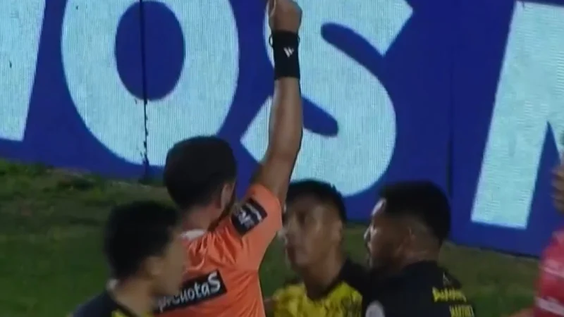 Polémica en Copa Argentina porque Lamolina no expulsó a Damián Fernández