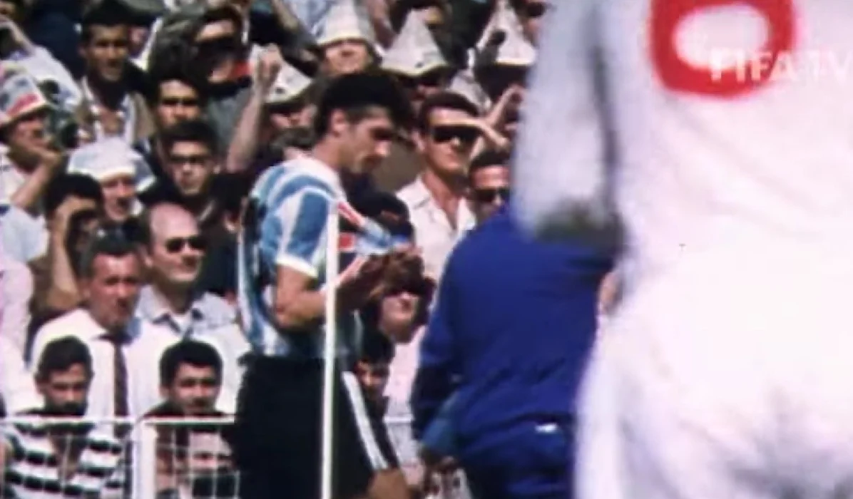 El día que Antonio Rattín estrujó un banderín de Inglaterra en Wembley: “Me tiraron latas de cerveza”
