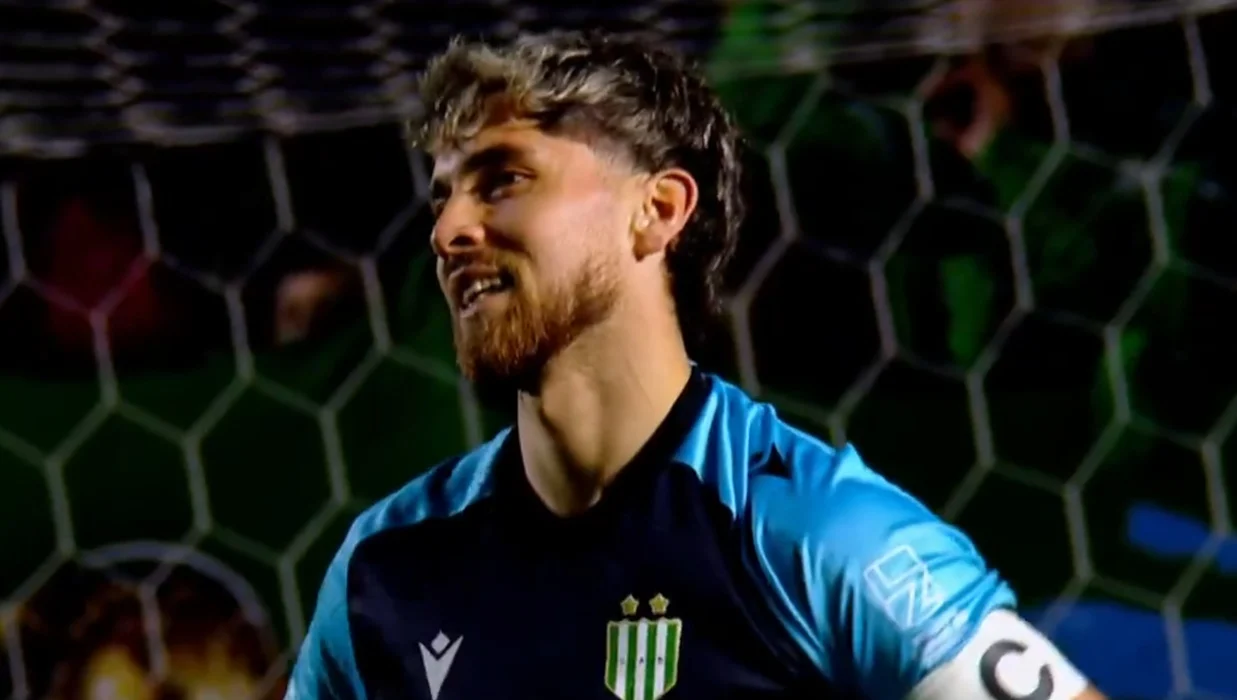 El increíble blooper del arquero Sanguinetti en la victoria de Banfield ante Sarmiento