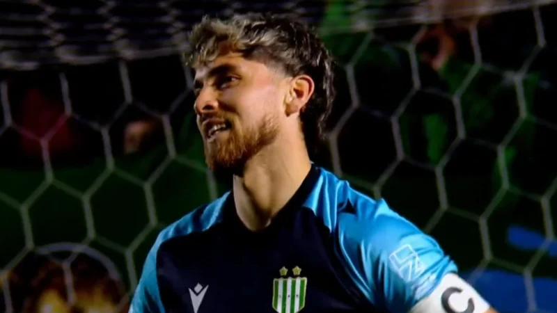 El increíble blooper del arquero Sanguinetti en la victoria de Banfield ante Sarmiento
