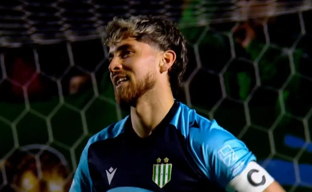 El increíble blooper del arquero Sanguinetti en la victoria de Banfield ante Sarmiento
