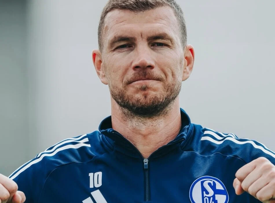Edin Dzeko renovó y lidera la vuelta del Schalke 04 a Bundesliga