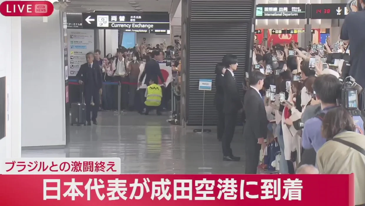 Una multitud fue a recibir a los jugadores de Japón tras la eliminación del Mundial