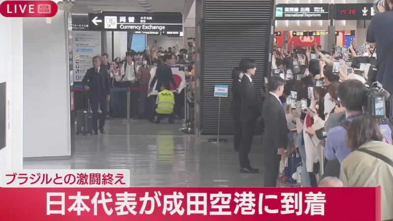 Una multitud fue a recibir a los jugadores de Japón tras la eliminación del Mundial