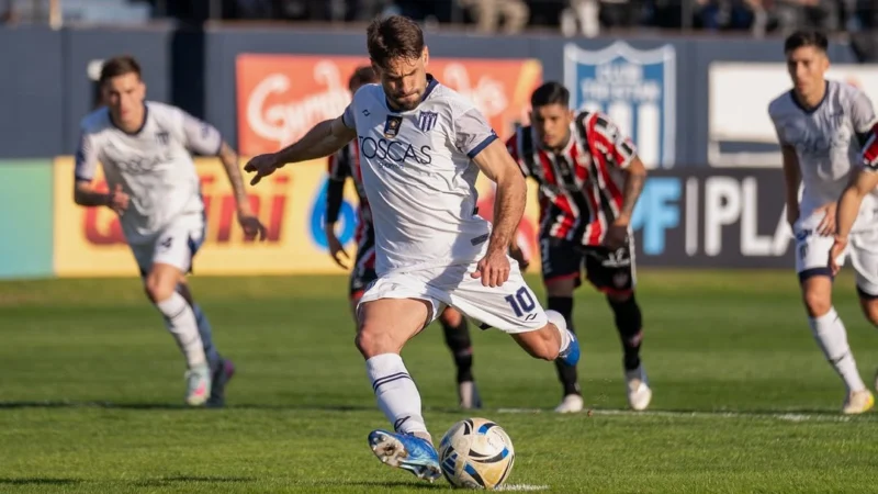 Tristán Suárez superó de penal a Chacarita para meterse en la pelea arriba