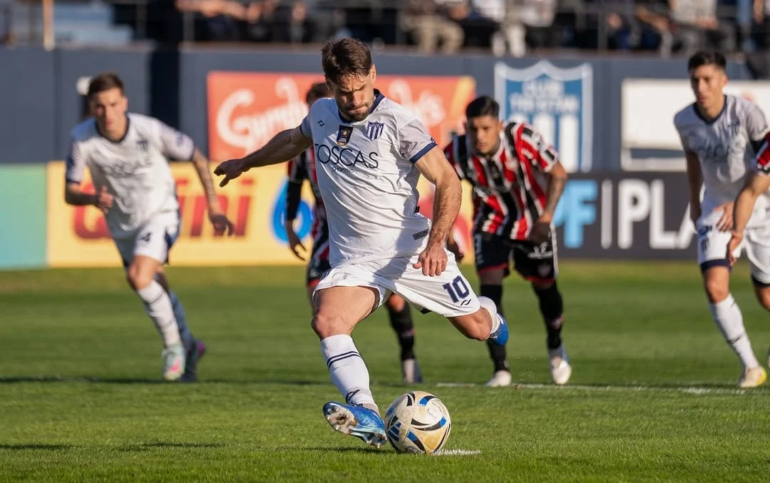 Tristán Suárez superó de penal a Chacarita para meterse en la pelea arriba