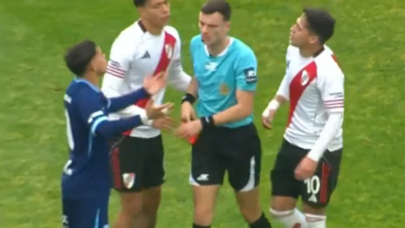Thiago Acosta vio la roja en River por una infantil acción